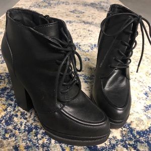 Black lace up booties 😎